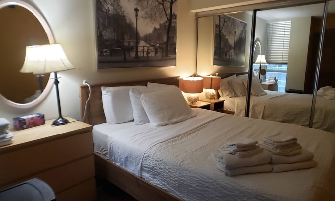 Church and Wellesley Condominio | Charming Retreat Just Moments from Dundas Square & the Eaton Centre