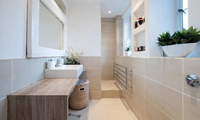 Camberwell Green Apartamento | Charming retreat near top attractions. Family-friendly, spacious, and modern.