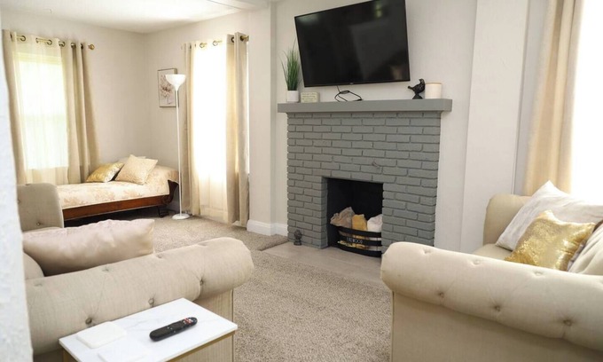 South Bend Casa | Charming Retreat on Quiet Street, close to Notre Dame and DTSB