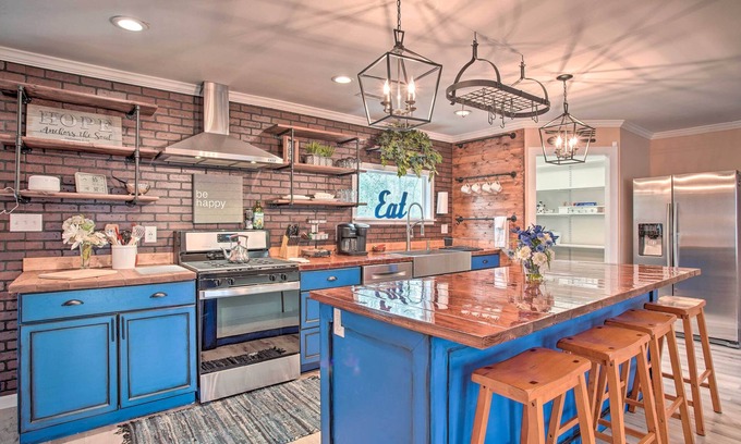 Walterboro - St. George Casa | Charming Retreat on 20 Acres w/ Private Lake!