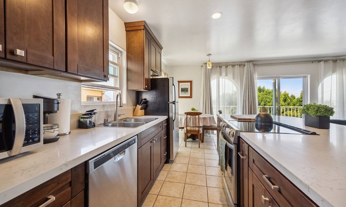 Middletown Condominio | Charming Retreat On West Quince Street 2 Bedroom Condo by RedAwning