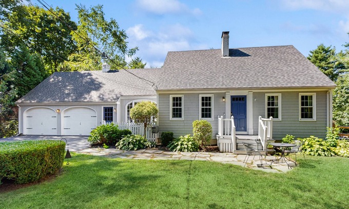 Cumberland Foreside Casa | Charming Retreat w/WiFi, Ping Pong Table & Walking Distance to the Ocean