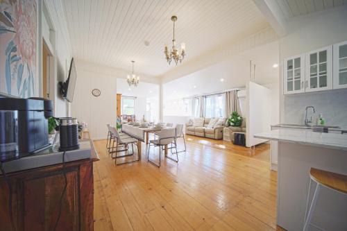 Annerley Casa | Charming Retro Retreat with Cozy Nights and Sweet Treats close to PA