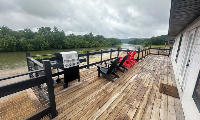 Van Buren Casa | Charming RIVER FRONT 3-bedroom home Van Buren on Current River.. brand new!