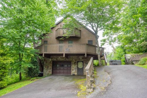 Jefferson Casa | Charming Riverfront Cabin - Hot Tub Overlooking New River, Gas Fireplace
