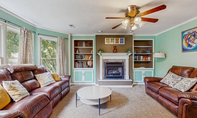 Marshall Casa | Charming Riverfront House with Full Kitchen, Wifi, and Central AC | Dog-Friendly