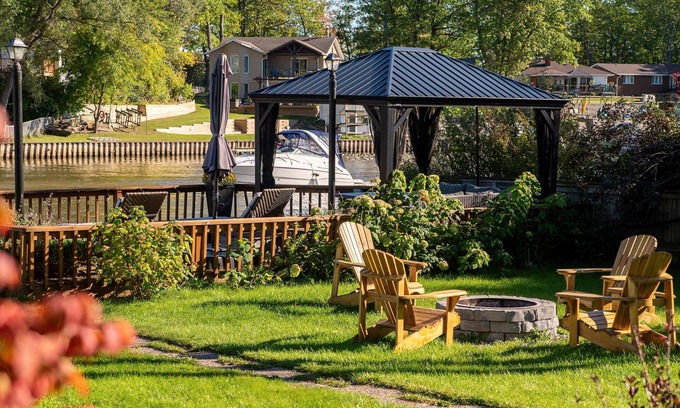 Wasaga Beach Casa | Charming riverside cottage, walk to beach