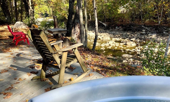Jamaica Cabina | Charming riverside cabin in Jamaica, VT with hot tub