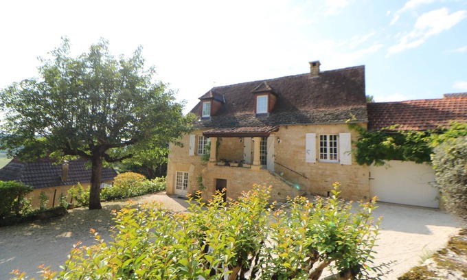 Bezenac Casa | Charming Romantic Home With Large Garden & Pool