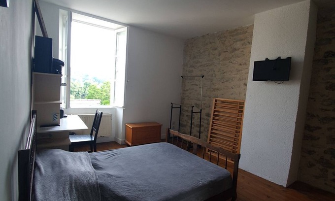 Laroque-des-Arcs Cama Y Desayuno | Charming room overlooking the Lot