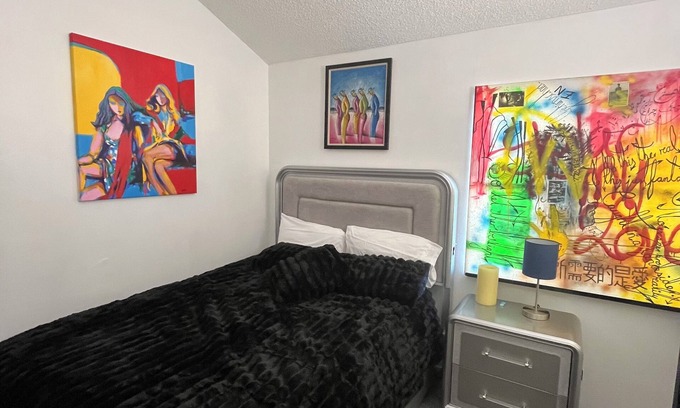 Newhall Condominio | Charming Room and a 3-bedroom condo w. Private bathroom Santa Clarita/Art Studio