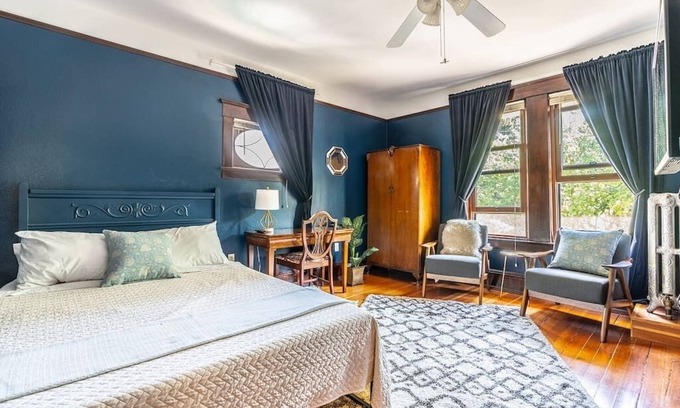 Broadway Hotel | Charming Room in Historic Inn with Parking - Rm 4