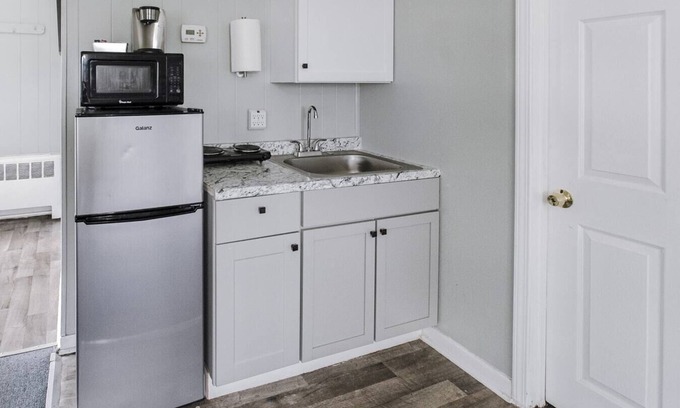 Riverview Apartamento | Charming Room w/Private Bath & Wi-fi in Brownstown!