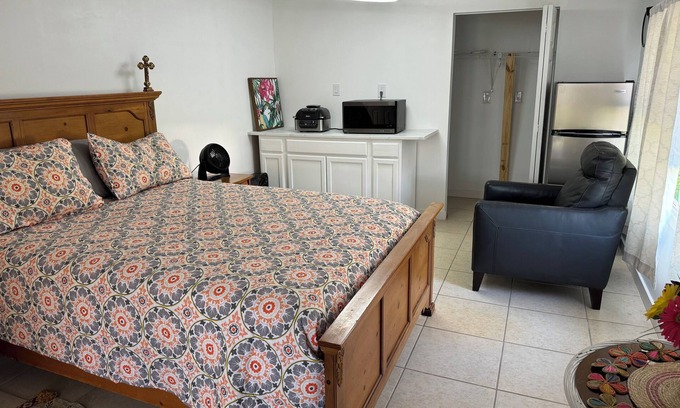 Venice Gardens Apartamento | Charming Room with WiFi and AC in Beautiful Venice
