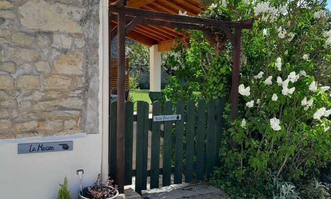 Saint-Valerien Cabaña | Charming rural gite set in its own garden in the beautiful Vendee