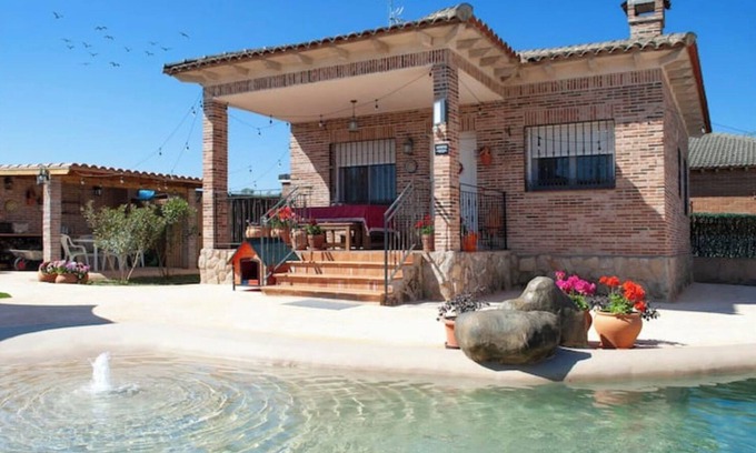 Escalona Cabaña | Casa rural con encanto, para 4 personas, parking, porche, barbacoa y piscina.