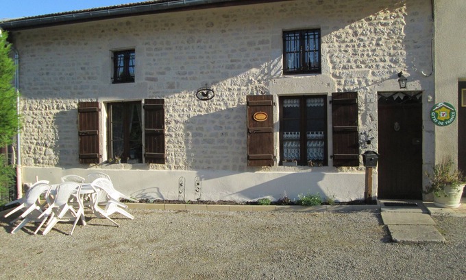 Breheville Cabaña | Encantadora Casa Rural: 3 Habitaciones, Terraza, Wifi, y Acepta Mascotas en la Bella Breheville