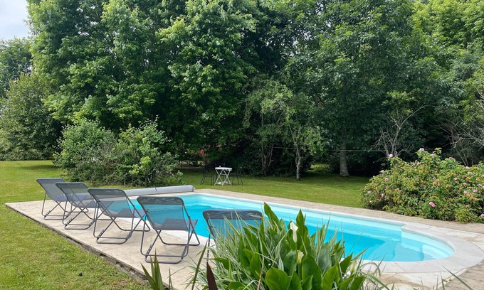 Tilly Cabaña | Casa rural renovada con piscina, jardín, y bicicletas en Berry, ideal para familias y amantes de la naturaleza