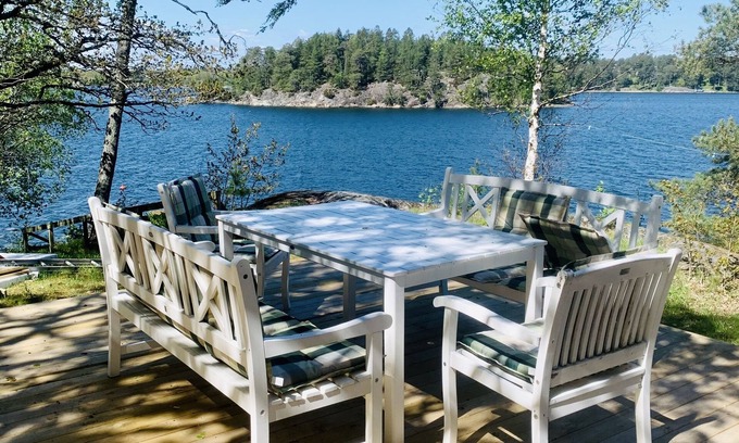 Varmdo Cabaña | Charming Rustic Swedish Archipelago Cottage by the water
