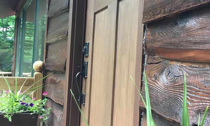 Pocono Pines Cabina | Encantadora cabaña rústica, recientemente renovada, con vista al lago