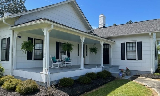 Saluda Otro | Charming, rustic Farmhouse. 2 mi. from Tin Roof Farms Venue. 39 mi. to Masters.