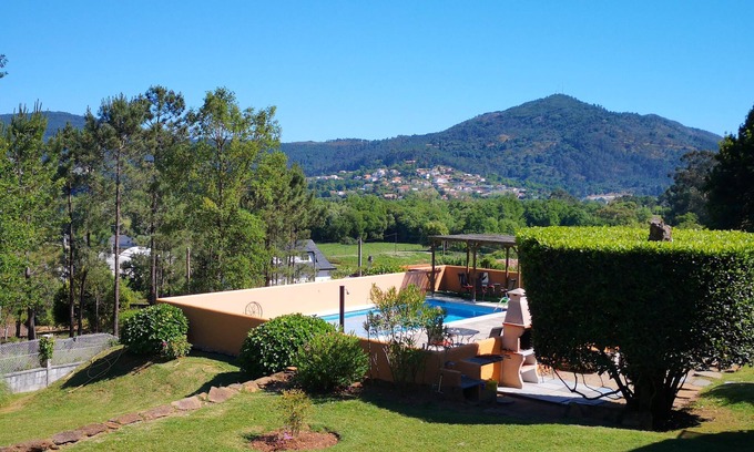 O Rosal Chalet De Esquí | Encantador Lodge rústico con piscina y preciosas vistas. Camina hasta Tapas Bar and Beach.