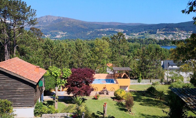 O Rosal Chalet De Esquí | Encantador Lodge rústico con piscina y preciosas vistas. Camina hasta Tapas Bar and Beach.