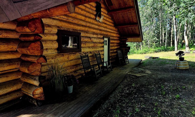 Fairbanks Cabina | Charming Rustic Log Cabin with Loft – Hillside Escape Near Downtown Fairbanks
