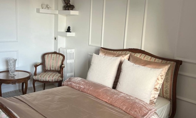 Les Puces de Saint-Ouen Apartamento | CHARMING STAY