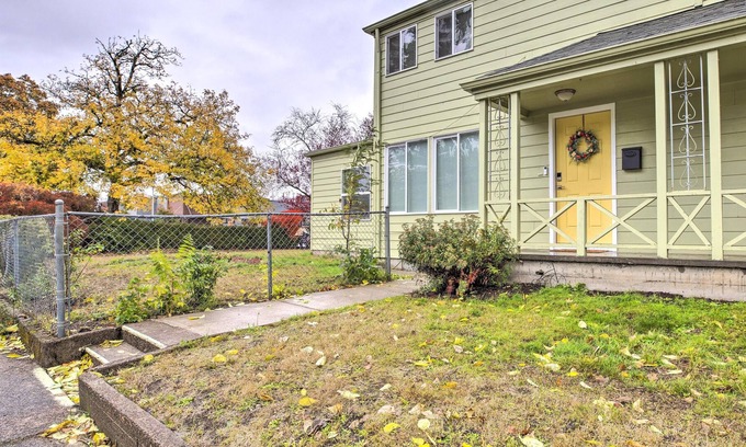 West Salem Casa | Charming Salem Townhome, Long-Term Stays!