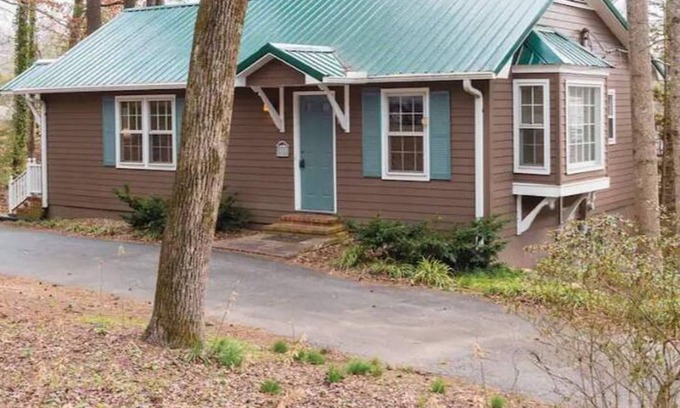 Saluda Casa | CHARMING Saluda on My Mind – 2min Walk to Downtown