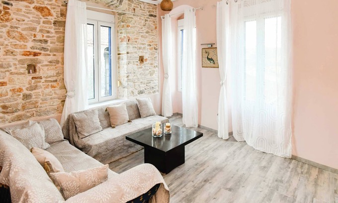 Mitilinii Apartamento | Charming Samos Escape with Jacuzzi and Private Balcony