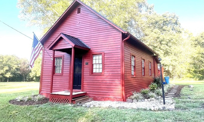 Leesburg Casa | Charming Schoolhouse Retreat