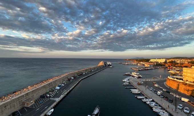 Costa Dorada Apartamento | Charming Sea Front 3 Bedroom Apartment - incredible views!