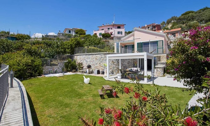 Spotorno Villa | Encantadora villa con vistas al mar con jardín y encantadores espacios al aire libre