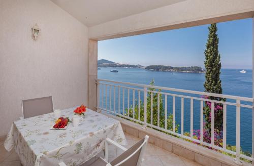 Lozica Apartamento | Charming Seafront Stay at Villa Mara
