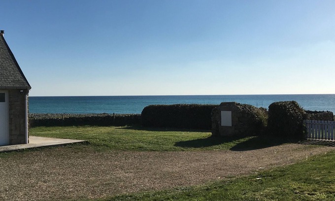 Plozevet Casa | Charming seaside fisherman's cottage with garden