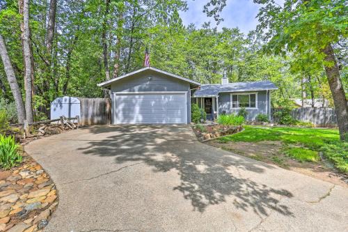 Lakehead-Lakeshore Casa | Charming Shasta Lake Retreat Boat, Hike and Fish!