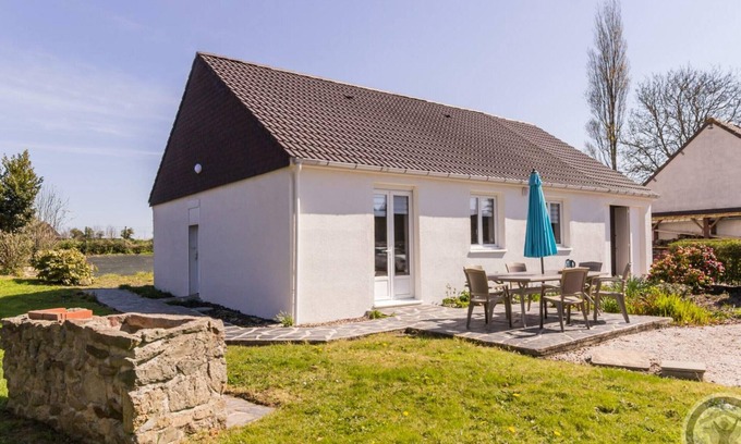 Anneville-en-Saire Cabaña | Casa funcional con gran jardín y terraza, cerca del río Saire, equipada y tranquila