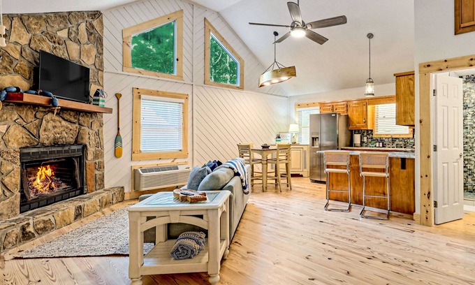 Blairsville Cabina | Charming, single-level cabin with a gas fireplace plus forest & mountain view