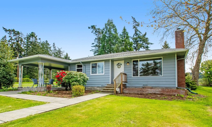 Oak Harbor Casa | Charming, single-level cottage with a wood fireplace, WiFi, kitchen, & patio