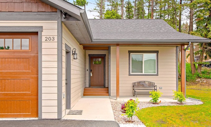 Lakeside Casa | Charming single-level home with a patio, washer/dryer, & central AC