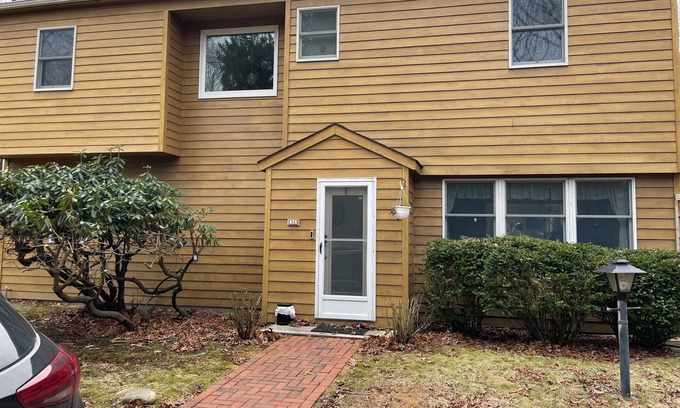 Clearwater Beach Casa | Charming Six Bedroom House Minutes Away from the East Hampton Beaches