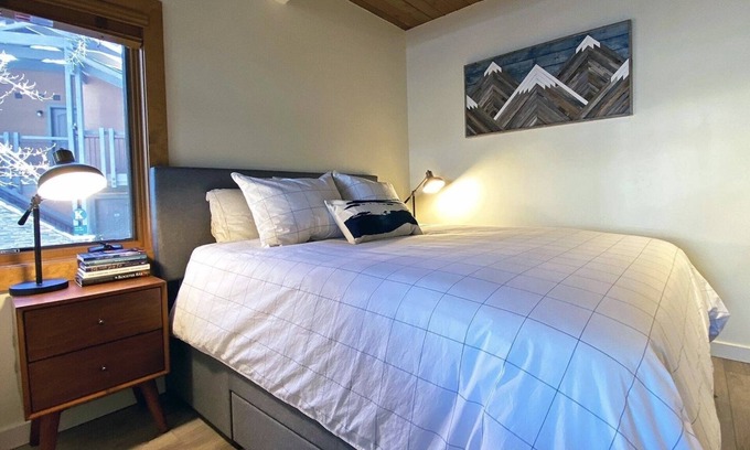 Snowmass Village Apartamento | Charming slopeside condo with pool