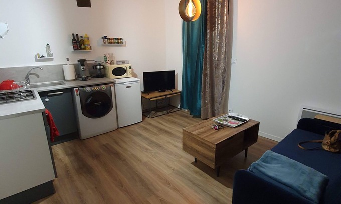 Tournon-sur-Rhone Apartamento | ENCANTADOR PEQUEÑO F1 EN CENTRO DE LA CIUDAD CON TERRAZA