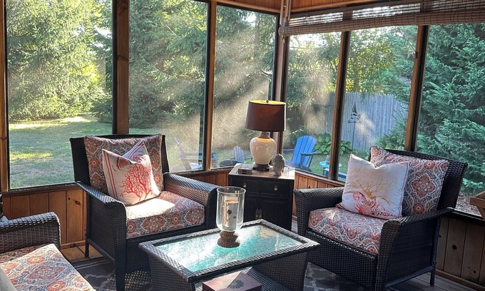 Kenyon Casa | Charming SoCo Cottage by the Sea