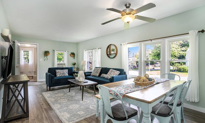 South Haven Cabaña | Charming South Haven Cottage - 5 minute to the beach!