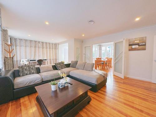 Lower Hutt Casa | Charming Spacious 4 BR house