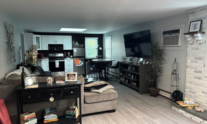 Farmingdale Apartamento | Charming, spacious apartment in the heart of Farmingdale’s Culinary Quarters!