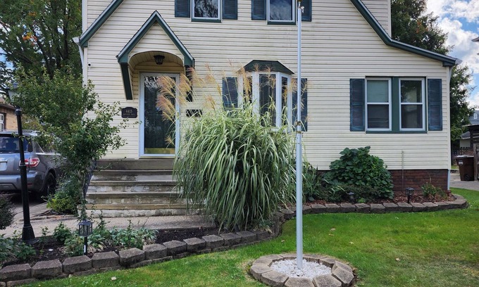 Parma Casa | Charming Spacious & Affordable. Gem of Parma! Modern space superbly clean.